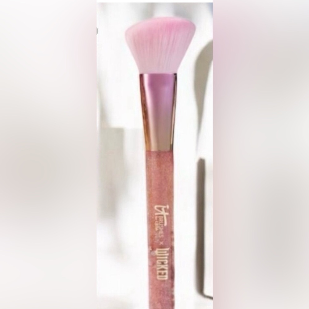 It cosmetics wicked pink makeup Brush